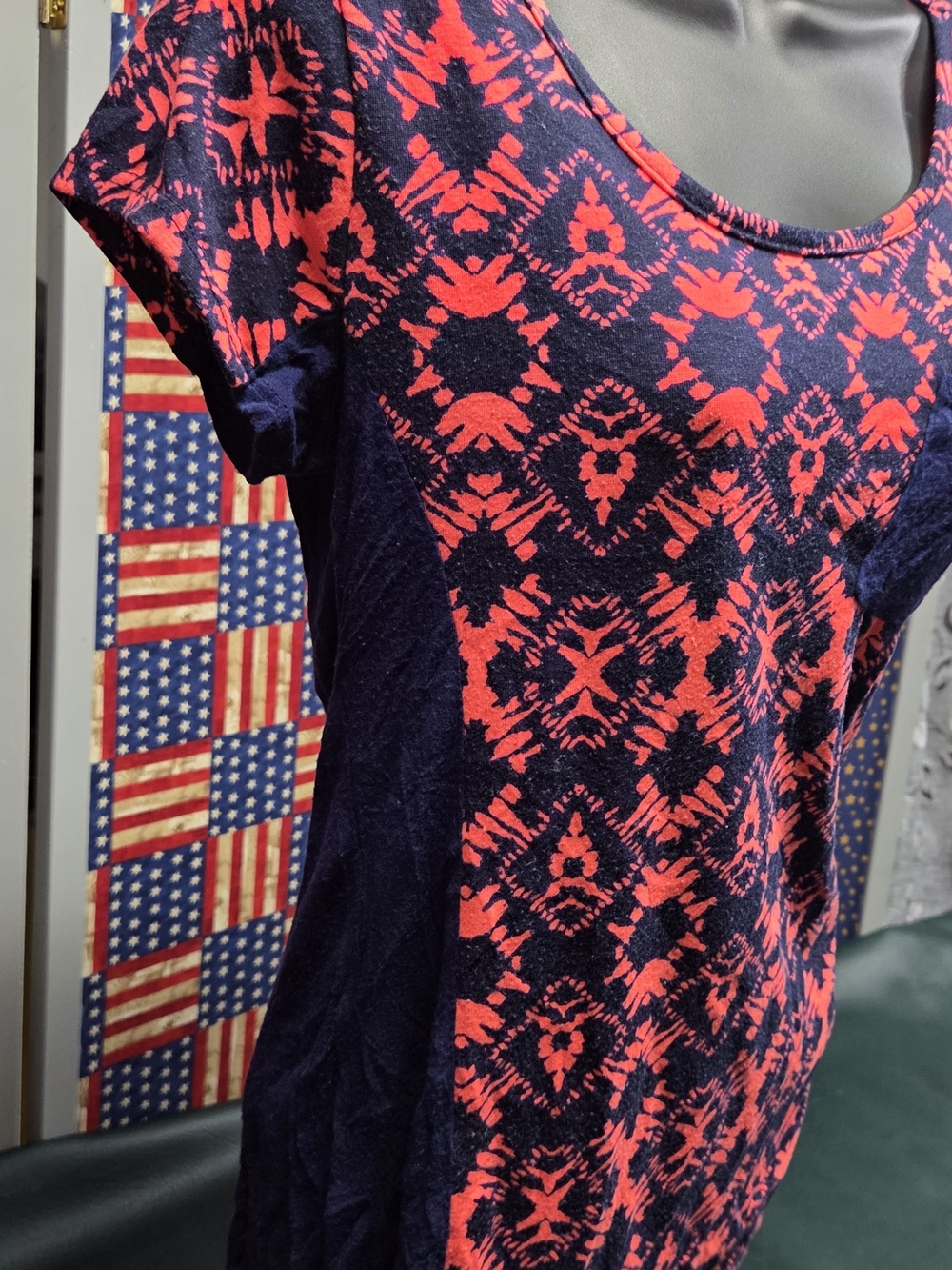 **Discreet Navy and Coral Short-Sleeve Patterned Pocket Tee** - Picture 3 of 6